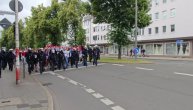 Korteo srpskih navijača u Nemačkoj, ori se pesma, policija ide ispred njih