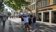 Slovenci razvili zastavu "Trst je naš" u centru Minhena, porazgovarali smo sa njima