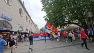 Slovenci pobegli kad su videli korteo srpskih navijača kroz centralnu ulicu u Minhenu