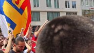 Navijači Srbije u Minhenu zapevali uglas devojci sa prozora: "Izađi mala"