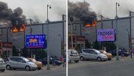 Požar u Surčinu: Gori skladište, vatra kulja na sve strane