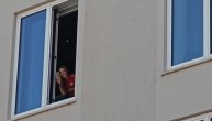 Navijači Srbije prave šou Minhenu: Na prozoru se pojavila devojka u dresu Srbije i izludela ekipu