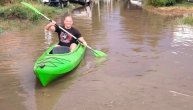 Pančevac iskoristio kajak i nevreme za ludu zabavu: Poplavljene ulice kao more