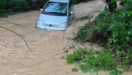 Katastrofa u Ljigu: Poplavljeni putevi i kuće, automobili pod vodom a stabla oborena na zemlju