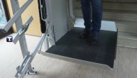 U OŠ "Ratko Mitrović" puštena u rad hidraulična platforma za učenike sa invaliditetom