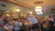 Pogledajte novi haos navijača Engleske u pabovima u Londonu kada su videli gol Belingema