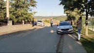 Policija ispred kuće u Knjaževcu gde je počinjeno trostruko ubistvo