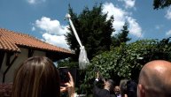 Prangijanje na svadbi i gađanje jabuke iz puške: Evo da li je mladoženja pogodio