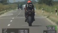 Drogiran jurcao skoro 200 na sat: Pogledajte suludu vožnju motocikliste u Laćarku