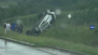Izgubio kontrolu nad vozilom, isprevrtao se i izleteo sa puta: Stravičan snimak nesreće kod Uba