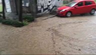 Stanari zgrada u Šumicama zabrinuti zbog oluje: Voda samo što nije ušla u stanove