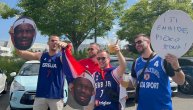 “Lebron već plače” Srbi poneli brutalne transparente i fotke za Džejmsa pre meča u Lilu