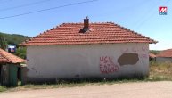 Na kući porodice Đurković kod Vučitrna grafiti "UČK" i ime teroriste Fatona Hajrizija