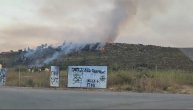 Turisti na šetalištu u oblaku dima, vatrena stihija zahvatila šumu: Požar u Sutomoru