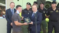 Uručena plaketu za hrabrost Milošu Jevremoviću nakon izlaska iz bolnice