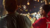 Ekskluzivno! Đoković se popeo na stolicu, pa zapevao Zvezdinu pesmu