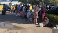 Putnici sa decom čekaju na aerodromu Tivat, ne mogu da uđu u avion
