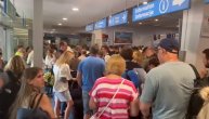 Haos na tivatskom aerodromu: Ovako se dočekuju turisti