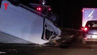 Stravična nesreća na Pupinovom mostu: Kombi prevrnut na krov, rotacije paraju oči