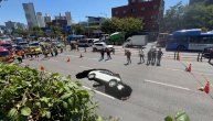 Jezivi snimak trenutka kada ogromna rupa guta automobil na putu