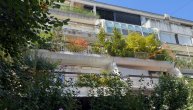 Ovo je zgrada u koju se Bora pre nekoliko godina preselio sa ženom i to zbog dve stvari
