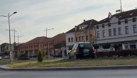 Vozilo auto-škole parkirano i ostavljeno nasred zelene površine i kružnom toku