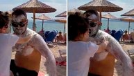 Ovako mala Helena brine da tata ne izgori: Prekrila ga kremom za sunčanje ne vide mu se čak ni oči