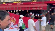 Uklonjena zastava navijača Srbije u Parizu