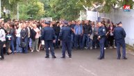 Protest porodica uhapšenih srpskih mladića ispred policijske stanice u Kosovskoj Mitrovici