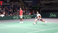 Novak Đoković se razgibava između setova