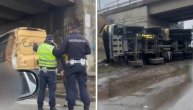 Težak udes kod Pančevca: Mešalica prevnuta na putu, saobraćaj u zastoju