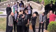 Ćerka Radimle Živković slomljena nakon sahrane: Iva Štrljić tešila je i dugo grlila