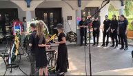 Porodica Bore Đorđevića i članovi benda Riblja Čorba pale sveće ispred kapele