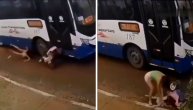 Imale su ludu sreću: Autobus udario ženu sa bebom, malo je falilo da pregazi dete