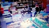 Maskiran uleteo u market, uperio pištolj pravo u radnicu i pokrao sve pare!