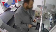 Ušao u menjačnicu, pa izvadio pištolj iz kaputa! Jeziv snimak sa Ceraka, šta se ovde dešava