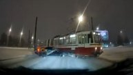Automobil protiv tramvaja: Pogodite ko je izvukao deblji kraj?