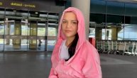 Aleksandra Mladenović bez trunke šminke na aerodromu