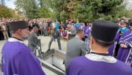Natužniji trenutak: Kovčeg sa telom Nebojše Pavkovića spušteno na večni počinak