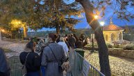 Ovako je jutros bilo ispred Crkve svete Petke na Kalemegdanu kada je počela molitva