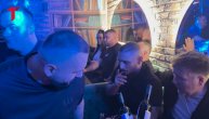 Evo kako se Darko Lazić provodi u kafani dok mu na uvo peva Emir Bruncević