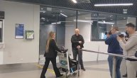 Viki sletela na aerodrom: Pao poljubac sa suprugom
