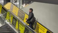 Svetska ekskluziva: Vojin Ćetković vuče kofere na aerodromu