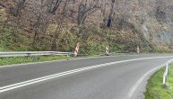 Prošli smo pored mesta nesreće kod Čačka: Automobil nikako nije mogao da se vidi s puta