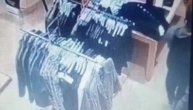 Snimak drske kradje izvrsene u TC Galerija, u jednoj prodavnici gardarobe