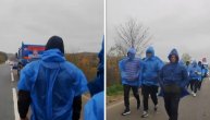 Ovako se voli Srbija! Pešaci sa KiM ne odustaju uprkos kiši i vetru  - RADNO
