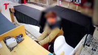 Snimak pljačke na Novom Beogradu: Maloletnici obijaju štandove u tržnom centru