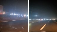 Gužva na auto-putu od naplatne rampe u Velikoj Plani do lozovičke česme. Magla je velika