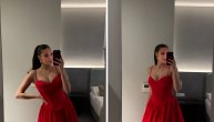 Crveno na radost! Džejla Ramović zavodi u prazničnoj haljini, istakla bujno poprsje