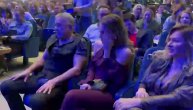 Mima Karadžić sa mladjom devojkom na koncertu Kneza